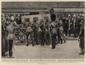 Vor der Prozession durch London, das Aufstellen des Sarges auf dem Geschützlafette am Victoria-Bahnhof